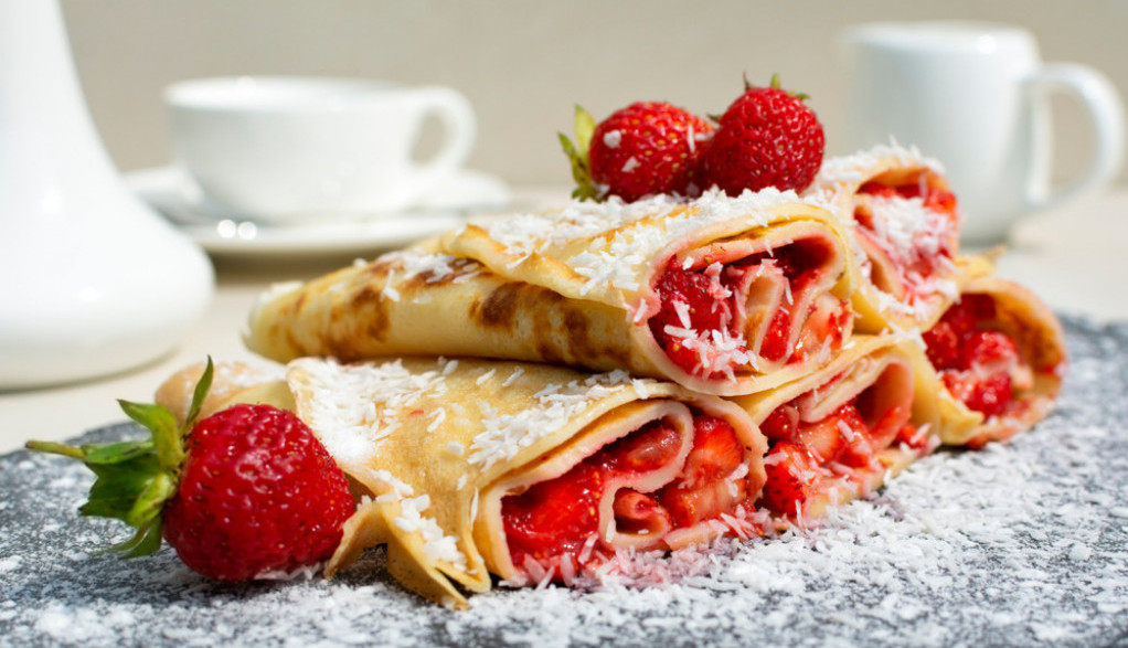 PALAČINKE SA KOKOSOM I JAGODAMA Pravo letnje zadovoljstvo koje budi sva čula