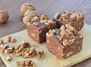 ČOKOLADNE KOCKE SA ORASIMA Nepečeni desert koji se topi u ustima, a uspeva svima