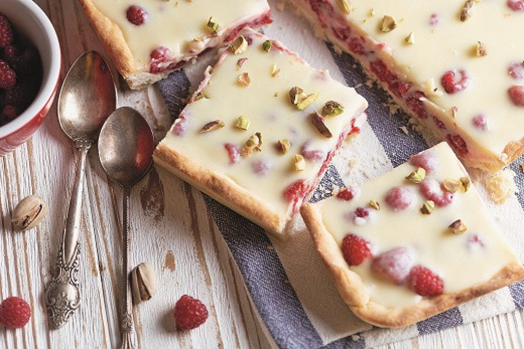 TART SA BELOM ČOKOLADOM Desert bez premca koji miriše na ljubav, za sve svečane prilike