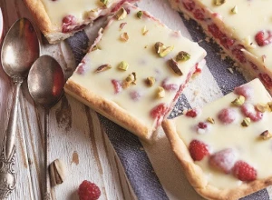 TART SA BELOM ČOKOLADOM Desert bez premca koji miriše na ljubav, za sve svečane prilike