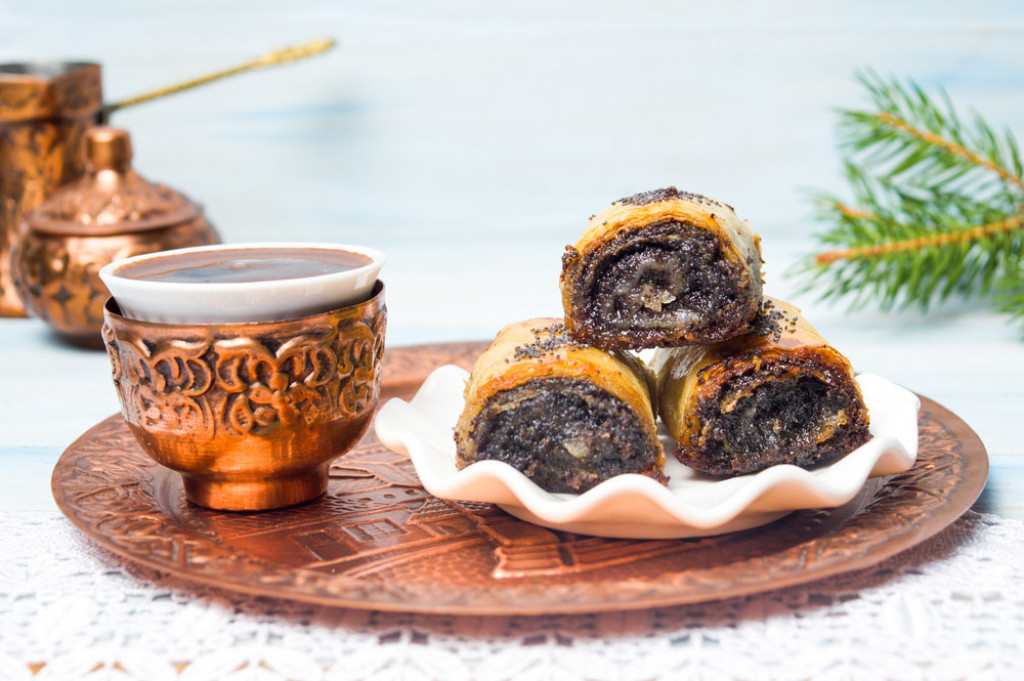 BAKLAVA SA MAKOM Starinska poslastica u aromatičnom spoju ukusa, kao osmišljena za slavsku trpezu