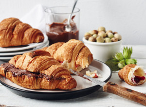 KROASANI SA ČOKOLADOM Francuski specijalitet za najbolji doručak, služite uz kafu ili sok od pomorandže