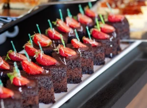 BRAUNI SA JAGODAMA Neodoljivi kolač mekan kao duša, cela kuća će da zamiriše na čokoladu