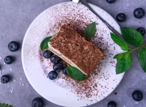 TIRAMISU SA BOROVNICAMA Italijanski klasik sa letnjim sastojcima, služite uz šolju kafe za potpuni ugođaj