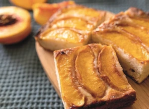 OBRNUTI KOLAČ Ovo sezonsko voće mu daje poseban šmek, a mekan kao duša