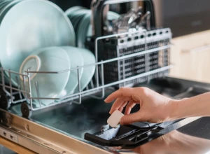 NAJBOLJE TABLETE ZA MAŠINSKO PRANJE SUDOVA Od jeftinih i prirodnih sastojaka, a čaše i tanjiri će da se blistaju