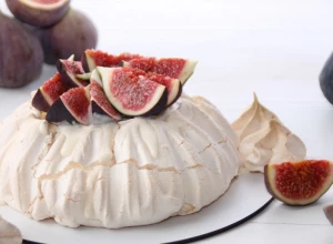 PAVLOVA ALI DRUGAČIJA  Klasik bez premca sa smokvama u kome će uživati cela porodica