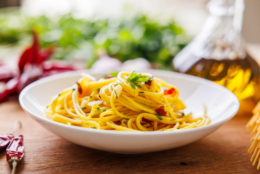 ŠPAGETE "AGLIO E OLIO" Napuljski aromatični specijalitet koji je nekada bio jelo siromašnih