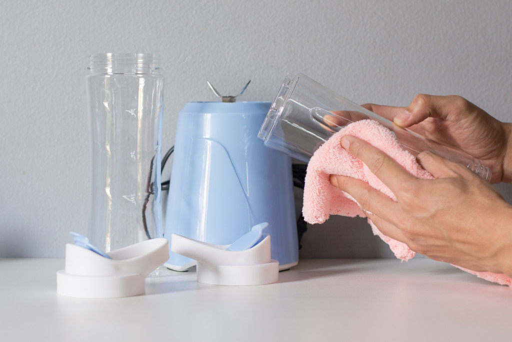 OČISTITE BLENDER ZA 30 SEKUNDI Biće kao nov, a nema ribanja ni struganja
