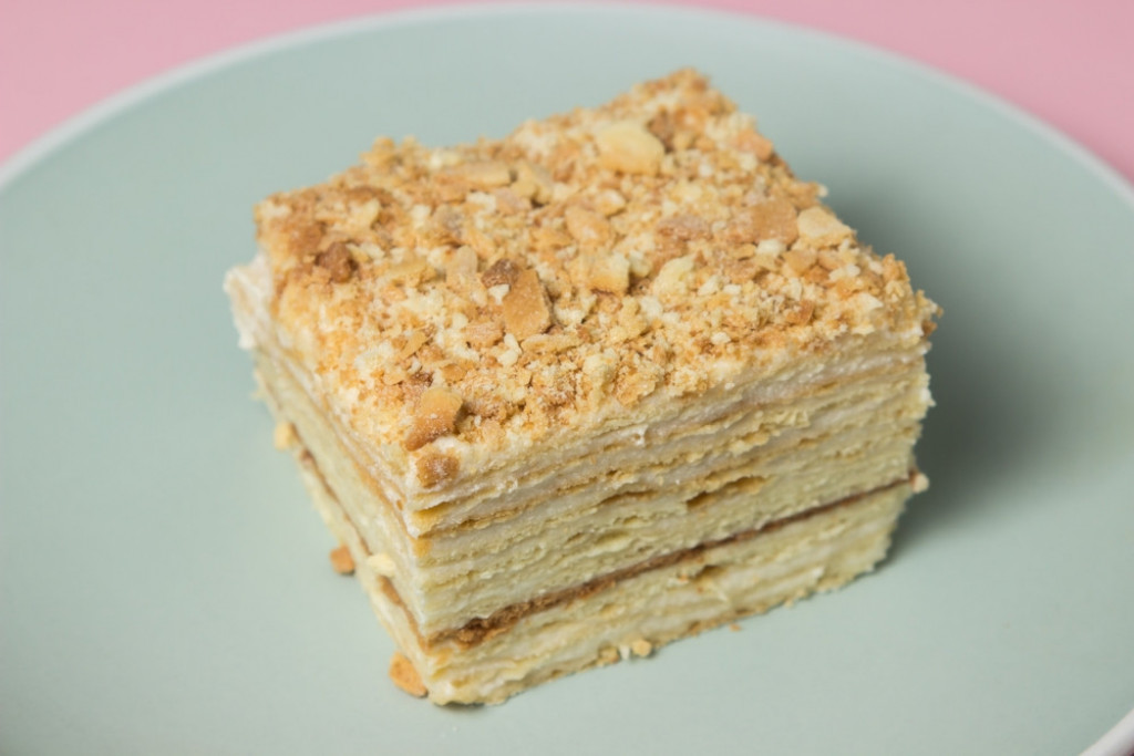SLANA TORTA SA KREKERIMA Može da bude predjelo, ali i zameni glavni obrok, a miluje nepca