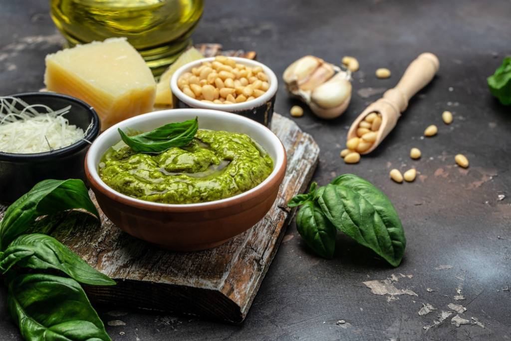 PESTO SOS SA BOSILJKOM Savršeno se meša sa špagetama i picom, a brže se pojede nego što se napravi