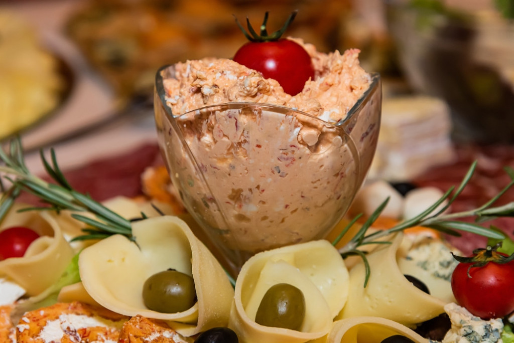 URNEBES SALATA ZA PRAVE GURMANE Aromatična i začinjena, daće šmek svakom jelu