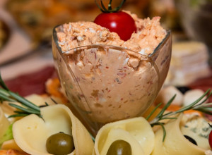 URNEBES SALATA ZA PRAVE GURMANE Aromatična i začinjena, daće šmek svakom jelu