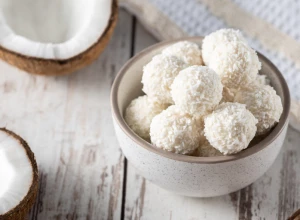 KOKOS KUGLICE Brzi sitni kolači koji se smažu u jednom zalogaju, a pomeraju granice dobrog ukusa