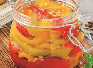 PIKANTNA SALATA OD PAPRIKE Prilog koji daje šmek svakom jelu, za one koji vole ljuto