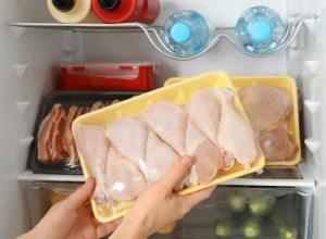 KAKO DA PREPOZNATE POKVARENU PILETINU? Iako je u frižideru, ako izgleda ovako, bacite je