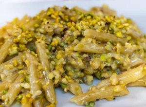 ITALIJANSKA PASTA SA PISTAĆIMA Savršen spoj različitih ukusa koji popravljaju dan u trenu, sipaćete tanjir više