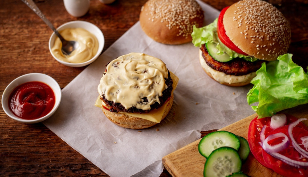 BURGER SOS Džejmi Oliver otkriva kako da bude slasan i sočan, a ukusa koji priča priče