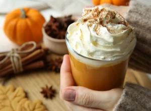 JESENJI LATE SA BUNDEVOM Aromatični napitak koji će vas okrepiti u trenu, a cimet mu daje poseban šmek