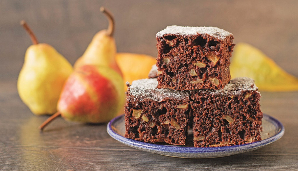 ČOKOLADNA TORTA SA KRUŠKAMA Izdašna poslastica kao izmišljena za jesen, a ukusa koji priča priče