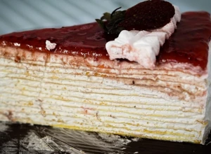 BELA ROZEN TORTA SLAĐA OD KLASIČNE Prva će nestati sa trpeze, a nema ko neće uzeti dodatno parče