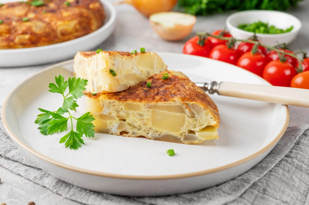 ŠPANSKI OMLET BOLJI OD KLASIČNOG U savršenom spoju kajgane i krompira, pravićete stalno