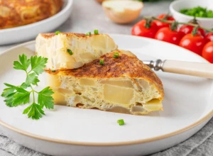 ŠPANSKI OMLET BOLJI OD KLASIČNOG U savršenom spoju kajgane i krompira, pravićete stalno