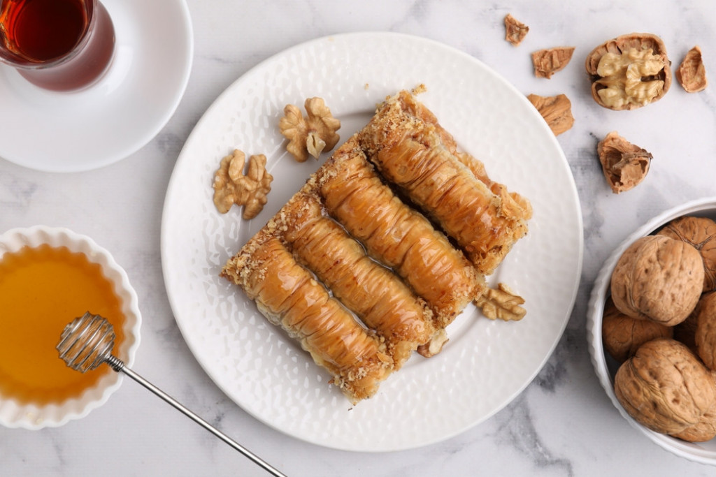 BAKLAVA SA ORASIMA Po tradicionalnom receptu, biće sočna i topiće se u ustima, a trik je u ovome