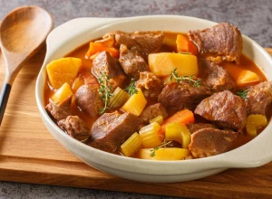 JUNEĆI GULAŠ RAJ ZA NEPCA Fenomenalan ručak u sočnom spoju mesa sa povrćem, za prave gurmane
