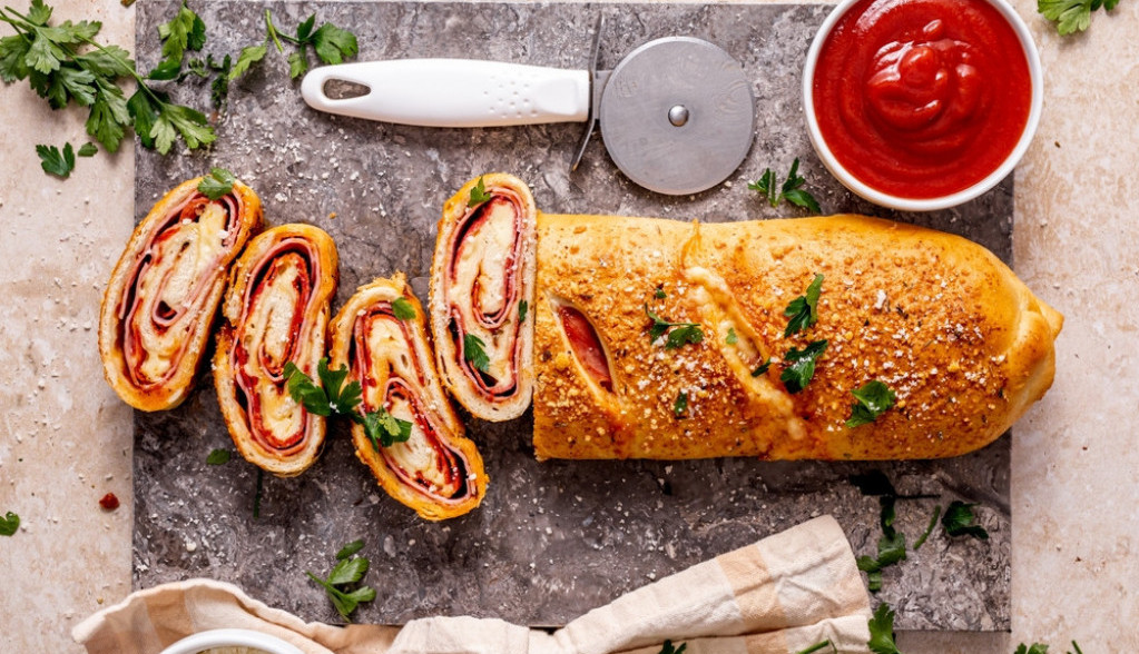 STROMBOLI Italijanski pica rolat sa hrskavim testom i sočnim nadevom, za savršen dan