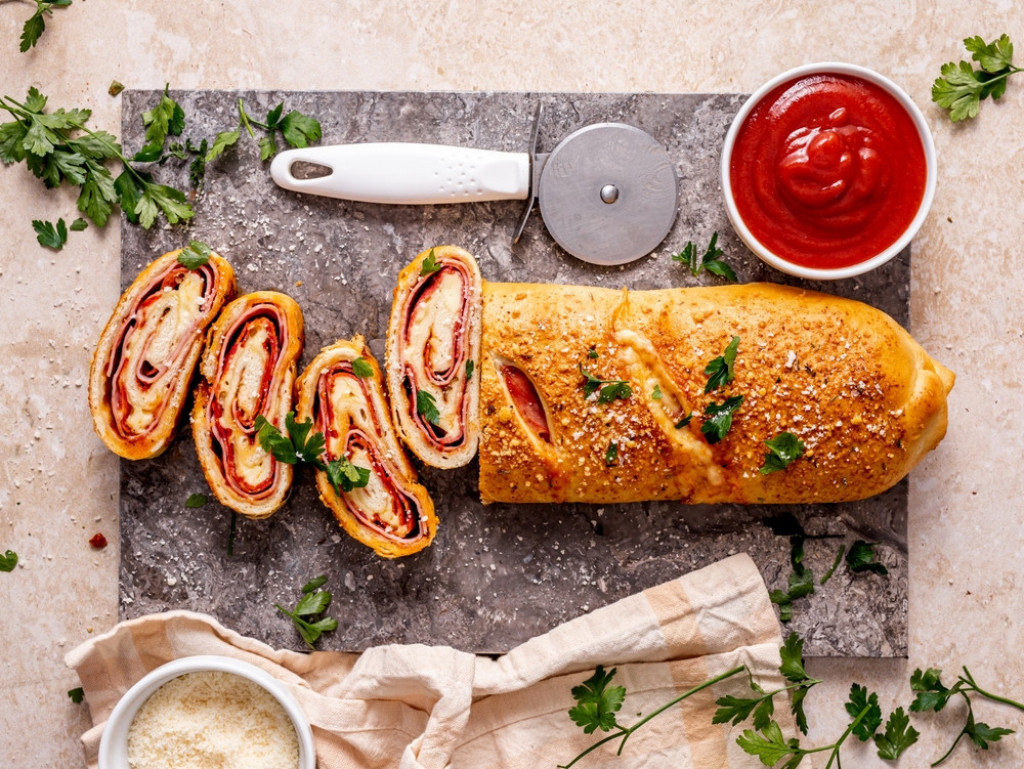 STROMBOLI Italijanski pica rolat sa hrskavim testom i sočnim nadevom, za savršen dan