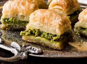 BAKLAVA SA PISTAĆIMA Sočna poslastica bez koje ne prolazi slavska trpeza, za prave sladokusce