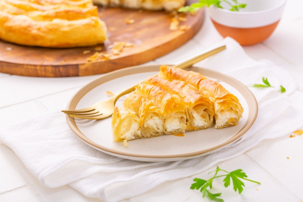 BUREK SA SIROM Od gotovih kora i slasnog nadeva, zaboravićete na pekaru