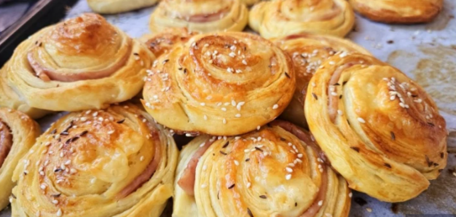 PUŽ SA KAČKAVALJEM I ŠUNKOM Savršeno ide uz jogurt, a osvaja od prvog zalogaja