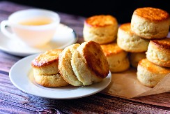 SLASNE POGAČICE SA KAJMAKOM Najbolje služite uz jogurt ili kiselo mleko