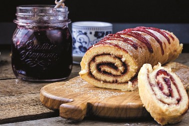 STARINSKI ROLAT SA DŽEMOM Jednostavni desert skupog ukusa, za savršen vikend