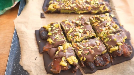 DUBAI ČOKOLADA SA URMAMA I PISTAĆIMA Viralni desert na zdraviji način, poćiće vam voda na usta