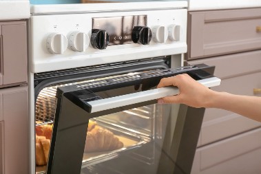 OČISTITE RERNU OČAS POSLA Već imate u kuhinji, a nije soda bikarbona, blistaće se kao nova