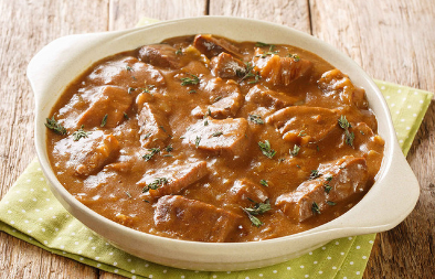 JUNEĆI GULAŠ U CRNOM VINU Gurmanski specijalitet za one izbirljive