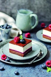 LEDENE KOCKE SA ŠUMSKIM VOĆEM Kremasti desert koji u isto vreme i ledi i sladi