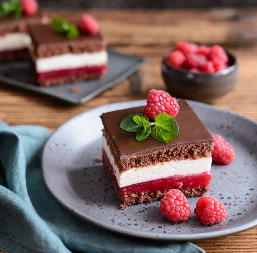 PROLEĆNI KOLAČ SA MALINAMA I ČOKOLADOM Kremast i osvežavajući desert koji miriše na ljubav