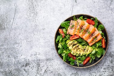 MEDITERANSKA SALATA SA LOSOSOM I AVOKADOM Budi sva čula, a priprema je tako jednostavna