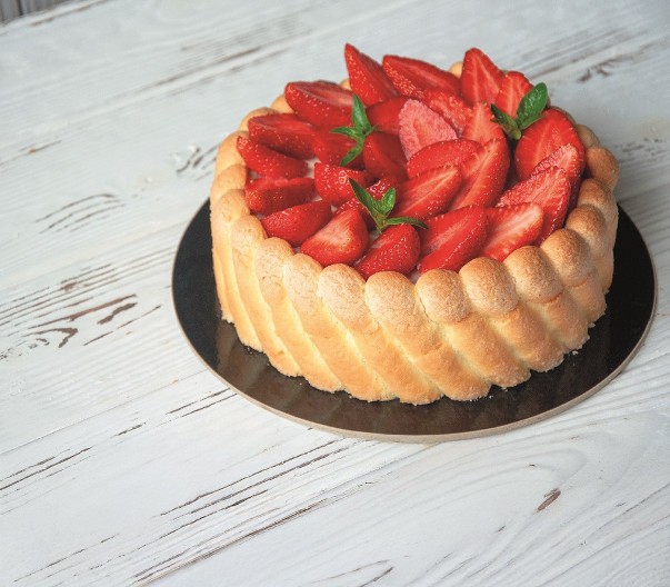 ŠARLOTA SA JAGODAMA Lagana i osvežavajuća  poslastica sa piškotama od koje će vam poći voda na usta