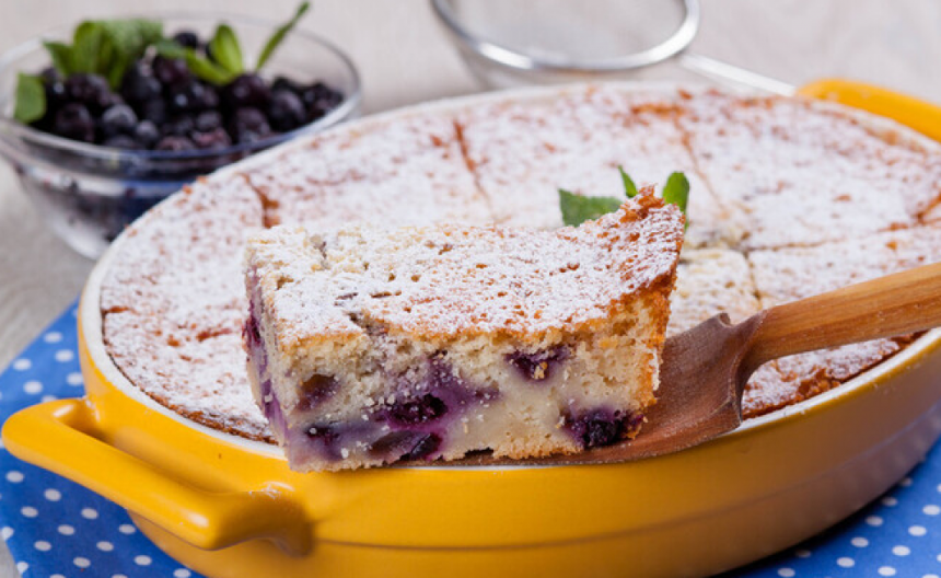 NEODOLJIVI GRIZ KOLAČ SA BOROVNICAMA Uspeva i početnicima, a obara s nogu koliko je ukusan