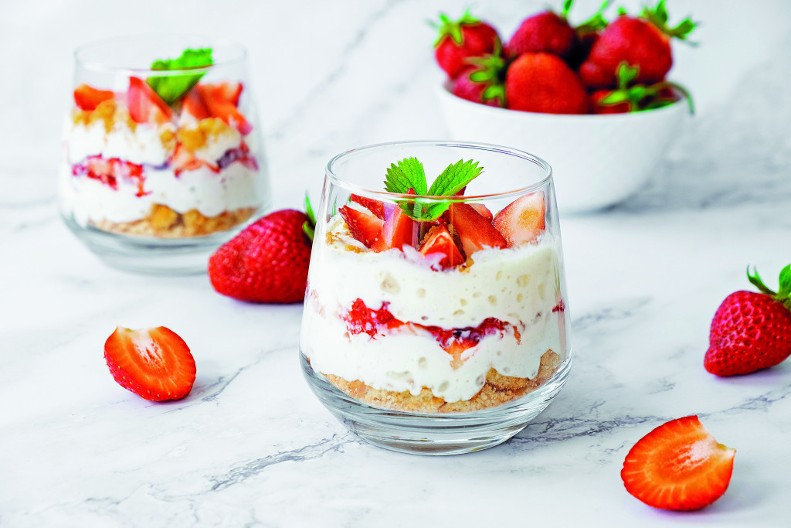 KOLAČ U ČAŠI Brzi voćni desert savršen za dolazak iznenadnih gostiju, a nezaboravnog ukusa