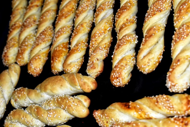 ŠTAPIĆI SA SIROM I SUSAMOM Prave se lako, a savršeni za doručak ili užinu, pravićete stalno