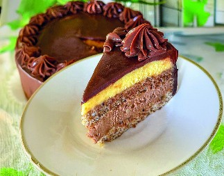 SLAĐINA DINASTIJA TORTA ZA SVE SVEČANE PRILIKE Glamurozna koliko i serija po kojoj je nazvana, a preukusna