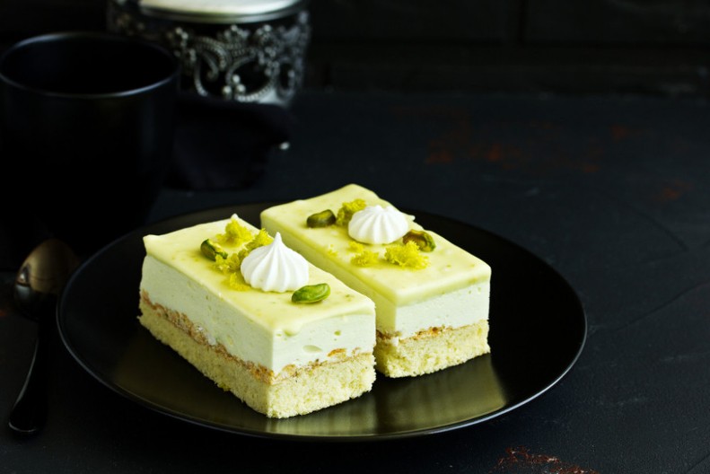 OČARAVAJUĆI KOLAČ SA PISTAĆIMA Neodoljivi desert koji se topi u ustima, kao osmišljen za proleće