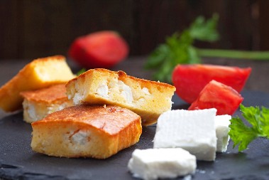 PROJA SA SIROM "NA ČAŠE" Uspeva svima, a pomera granice dobrog ukusa