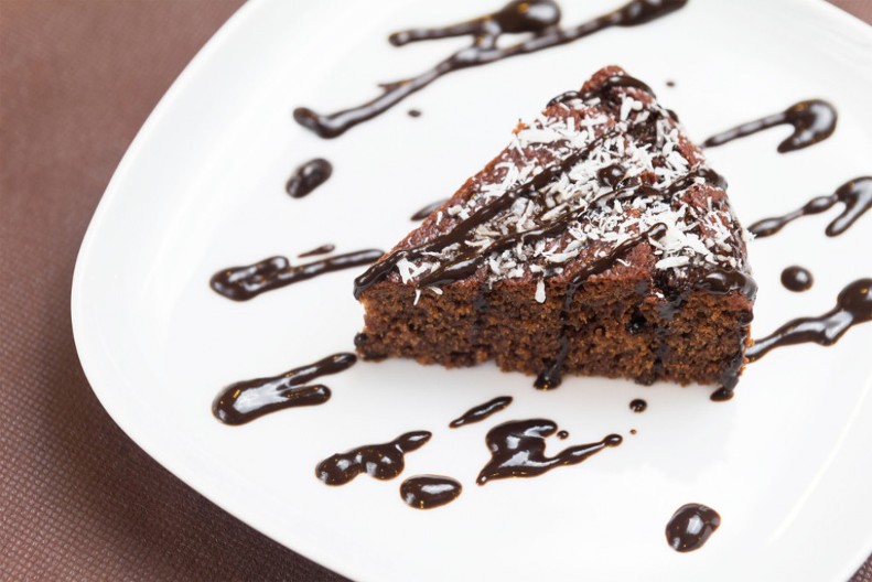 ČOKOLADNI KOLAČ SA KOKOSOM Gotov očas posla, nema jaja,  a ne treba da palite mikser